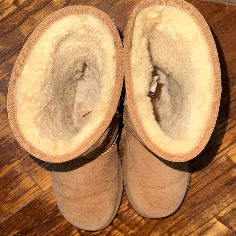 Short classic Chestnut UGG boots